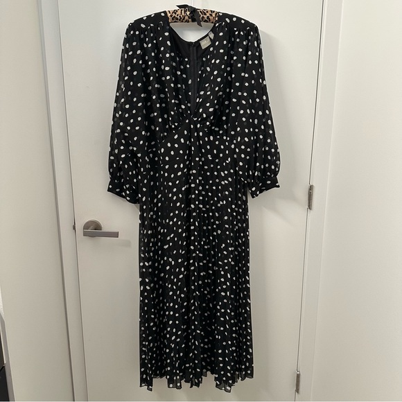 ASOS Design Curve Pleated Batwing Midi Dress in mono Splodge Print - Picture 4 of 9